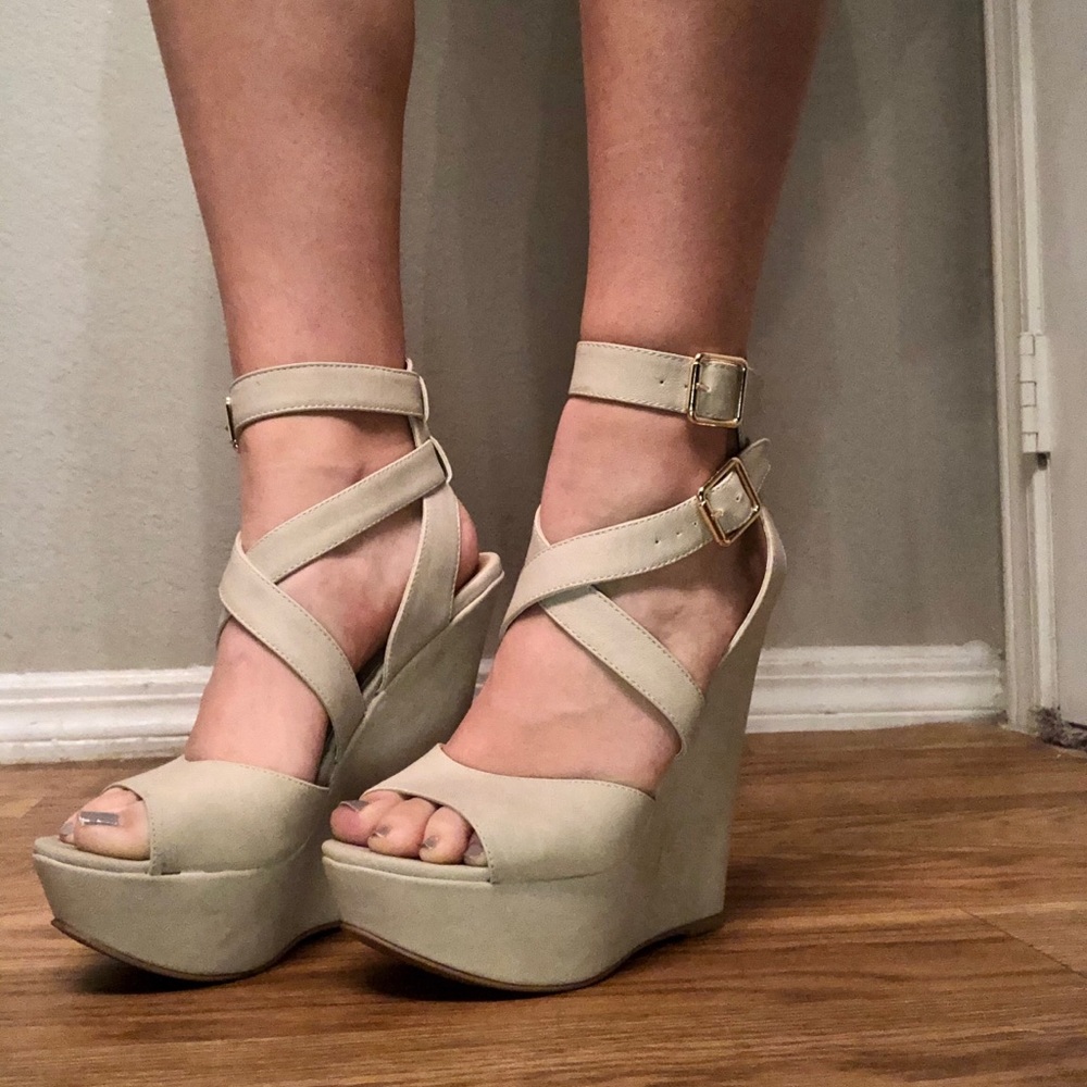 Steve Madden Beige/Tan Suede Wedges! Size 7 - Picture 7 of 8